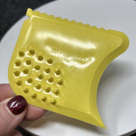 Vtg Tupperware Scrape Em All Scrubber Scraper Kitchen Gadget Yellow Versatile - Picture 2 of 5